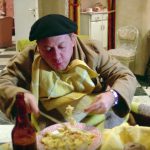 Fantozzi di fronte al suo piatto preferito, ma si può mangiare tanto senza ingrassare?