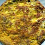 Un primo piano di Frittata di Cipolle, un protagonista delle tavole e del cinema italiano