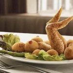 Del cibo disposto in modo seducente, un'immagine esagerata di come pero' funziona il Porn Food